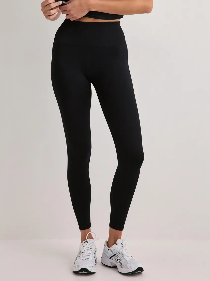 czarne sportowe legginsy