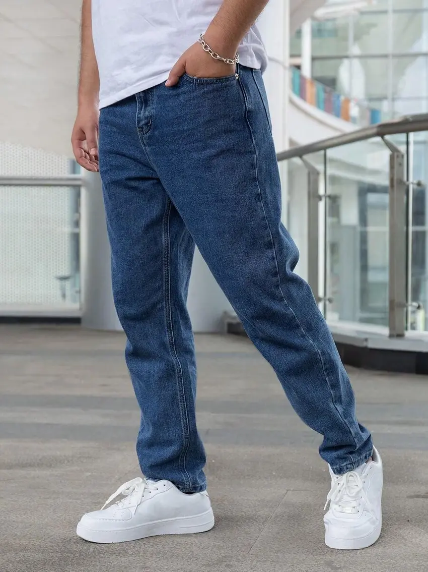 niebieskie spodnie jeans