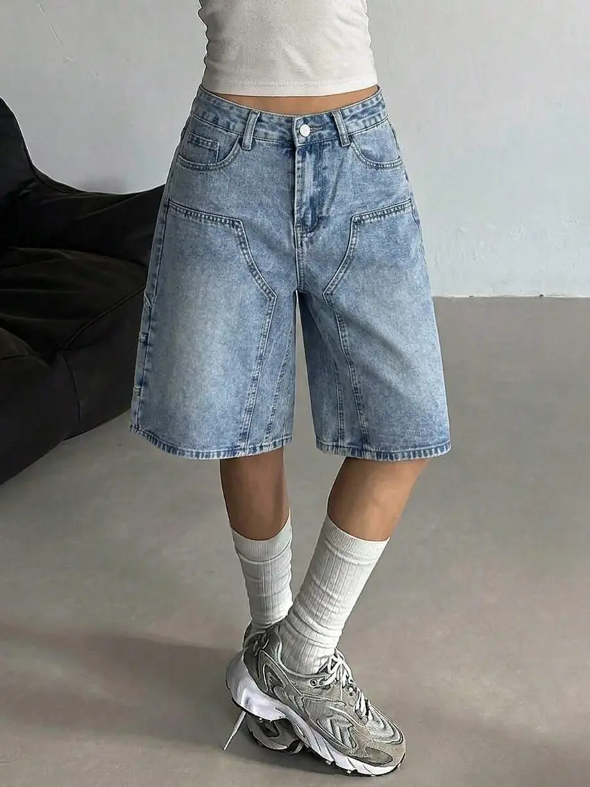 niebieskie spodenki jeans