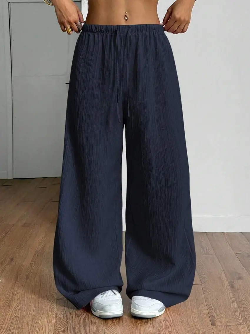 granatowe spodnie casual