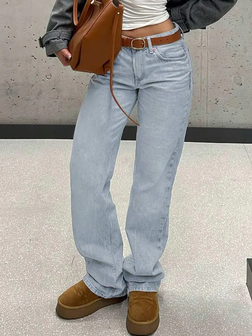 niebieskie spodnie jeans