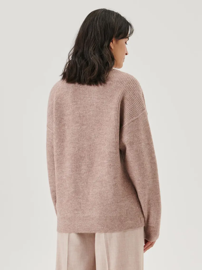 KLASYCZNY BEŻOWY SWETER