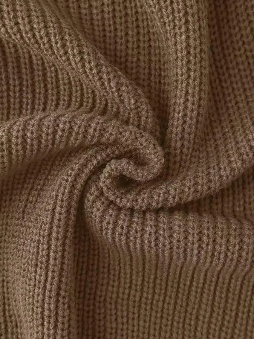 brązowy sweter okrągły dekolt