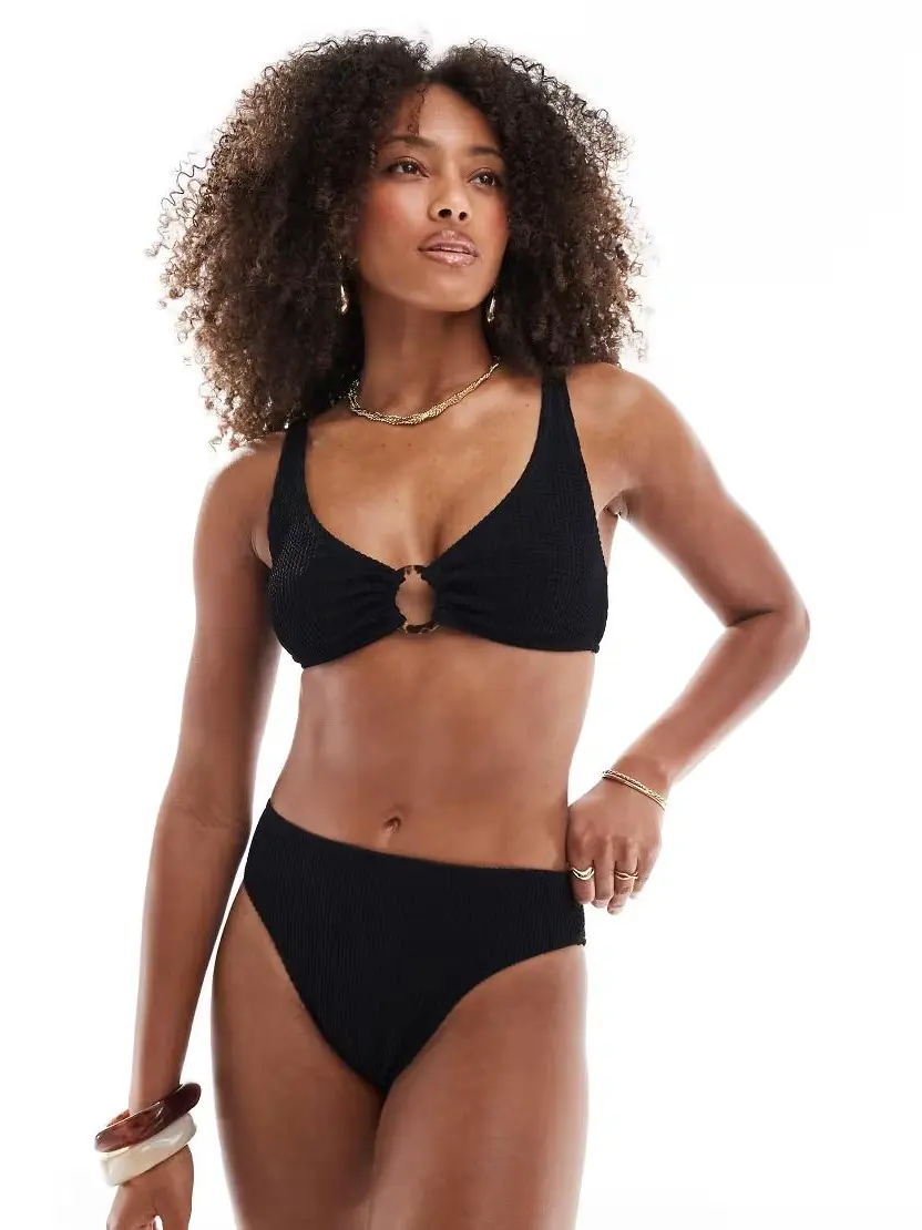 CZARNY DÓŁ OD BIKINI TEKSTURA