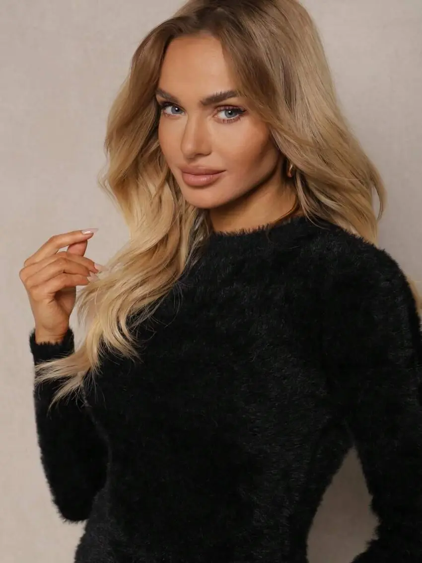 czarny sweter stójka