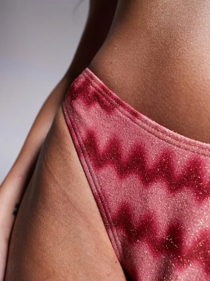 różowy brokatowy dół od bikini