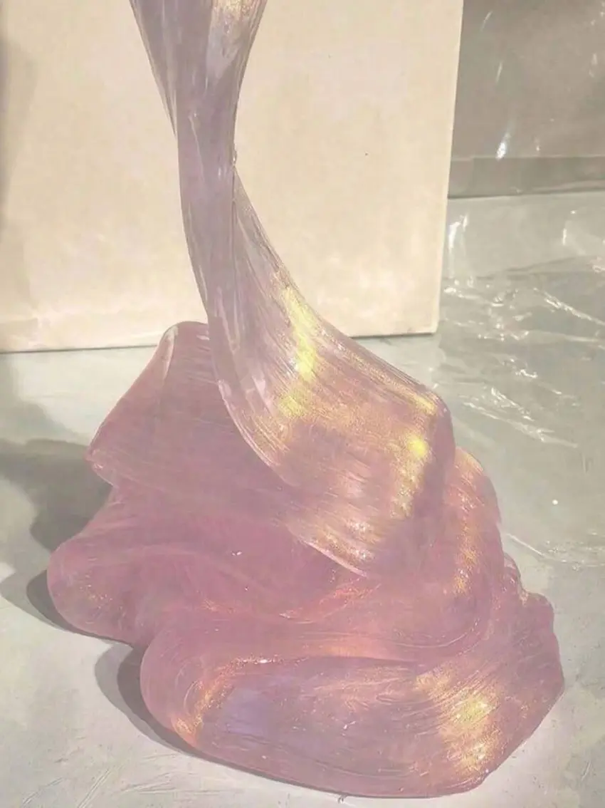 różowy slime w pudełku