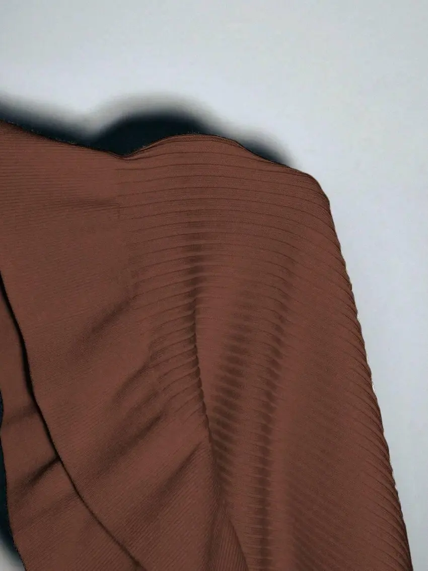 brązowy sweter długi rękaw