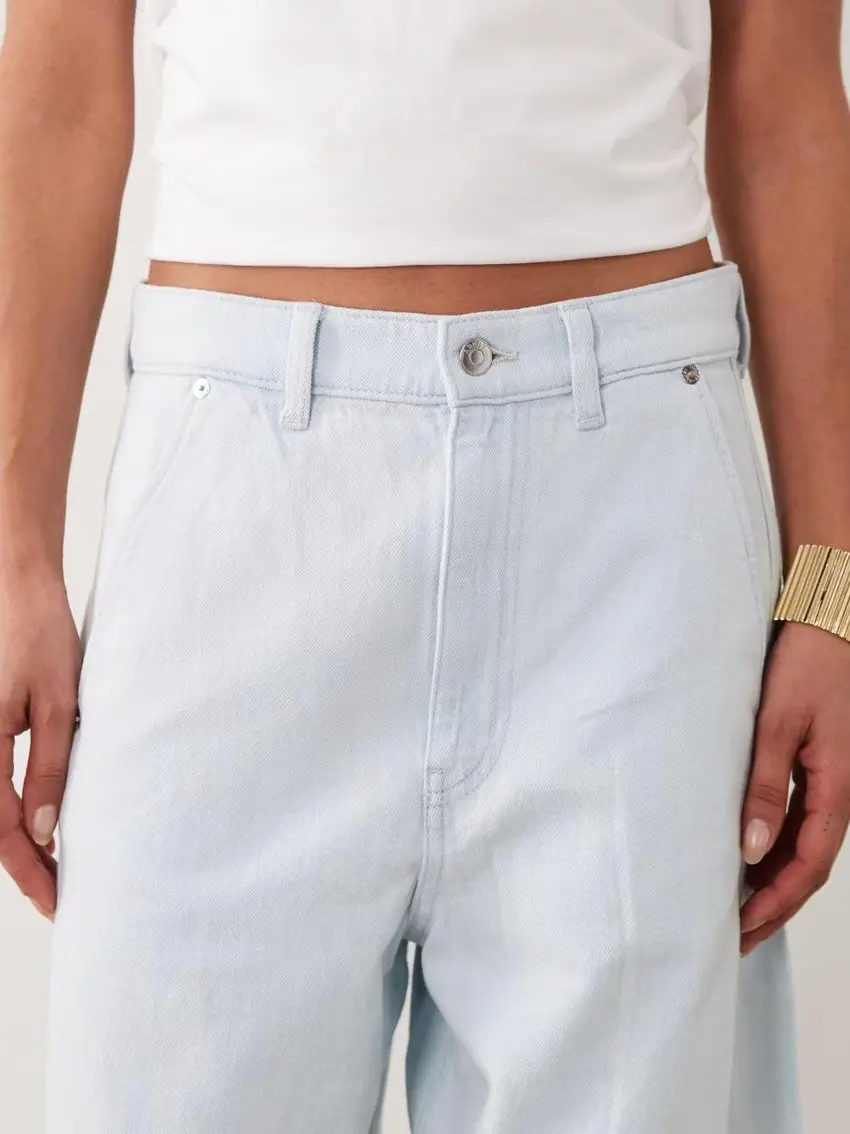 niebieskie spodnie jeans kieszenie