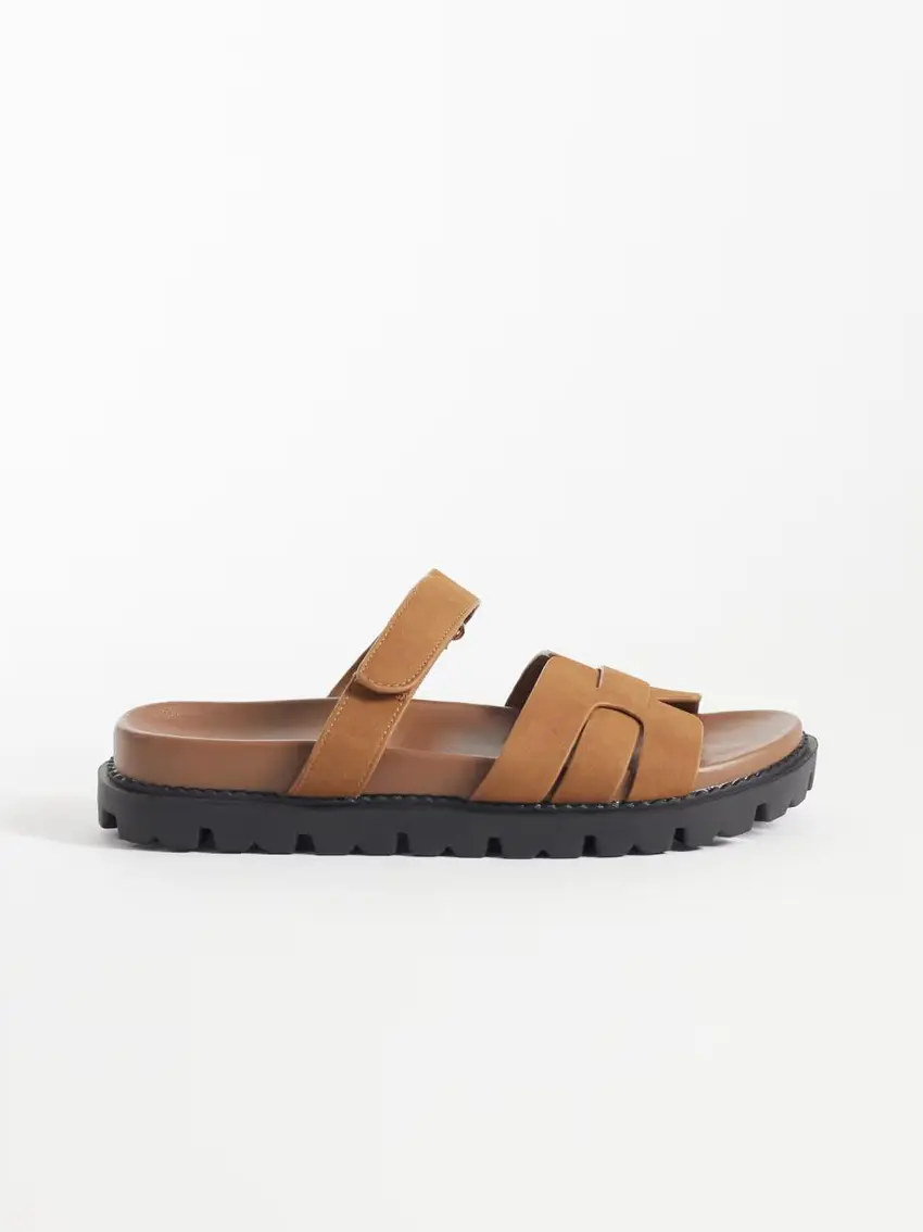 brązowe klapki casual