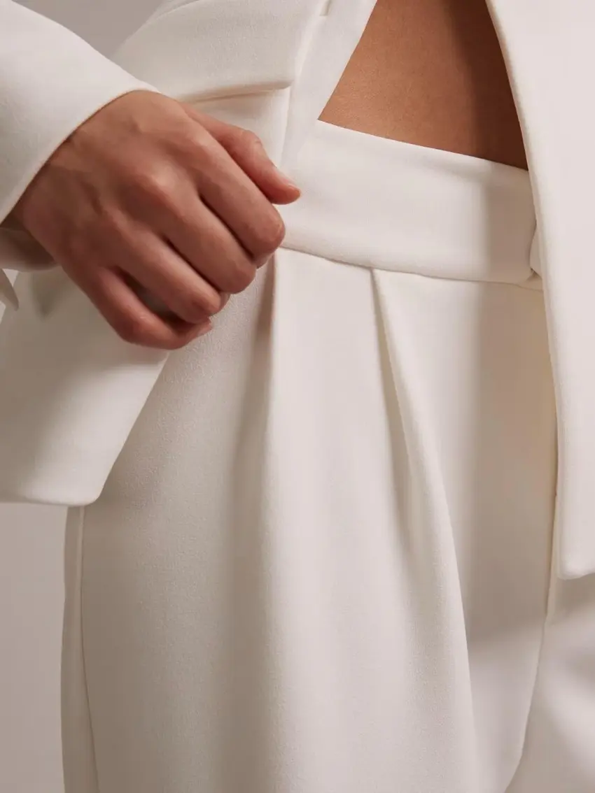 białe proste eleganckie spodnie