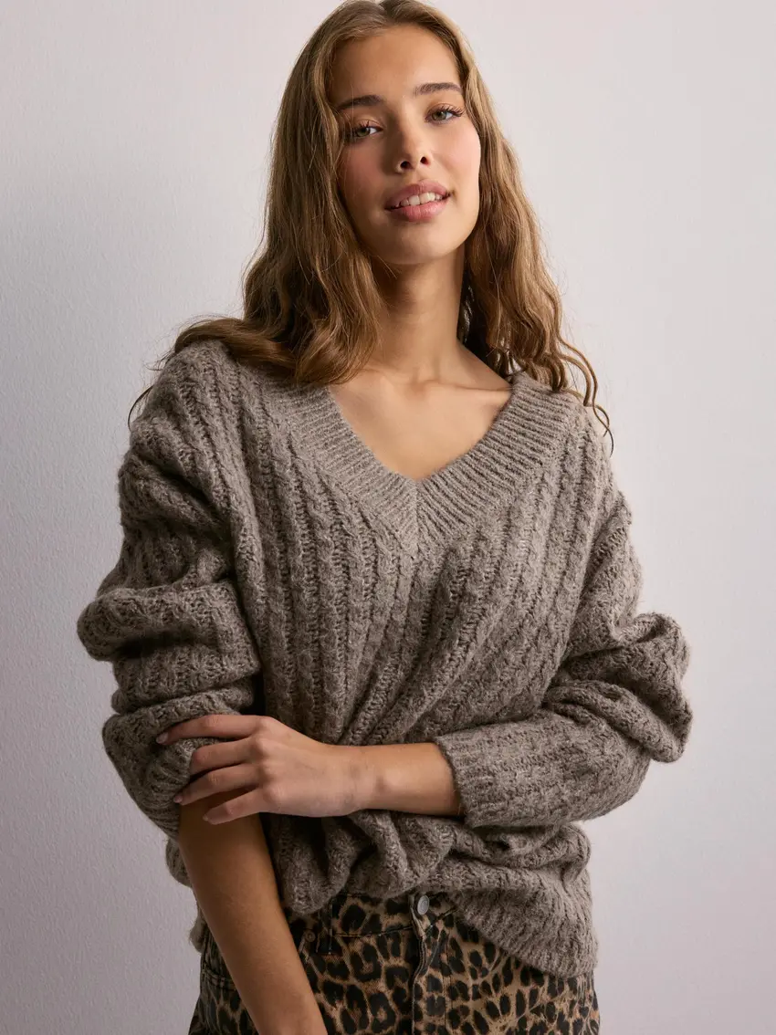 BRĄZOWY SWETER OVERSIZE V NECK