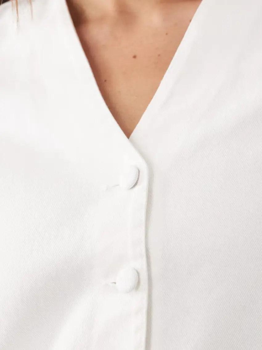 BIAŁA MINI JEANSOWA SUKIENKA V-NECK