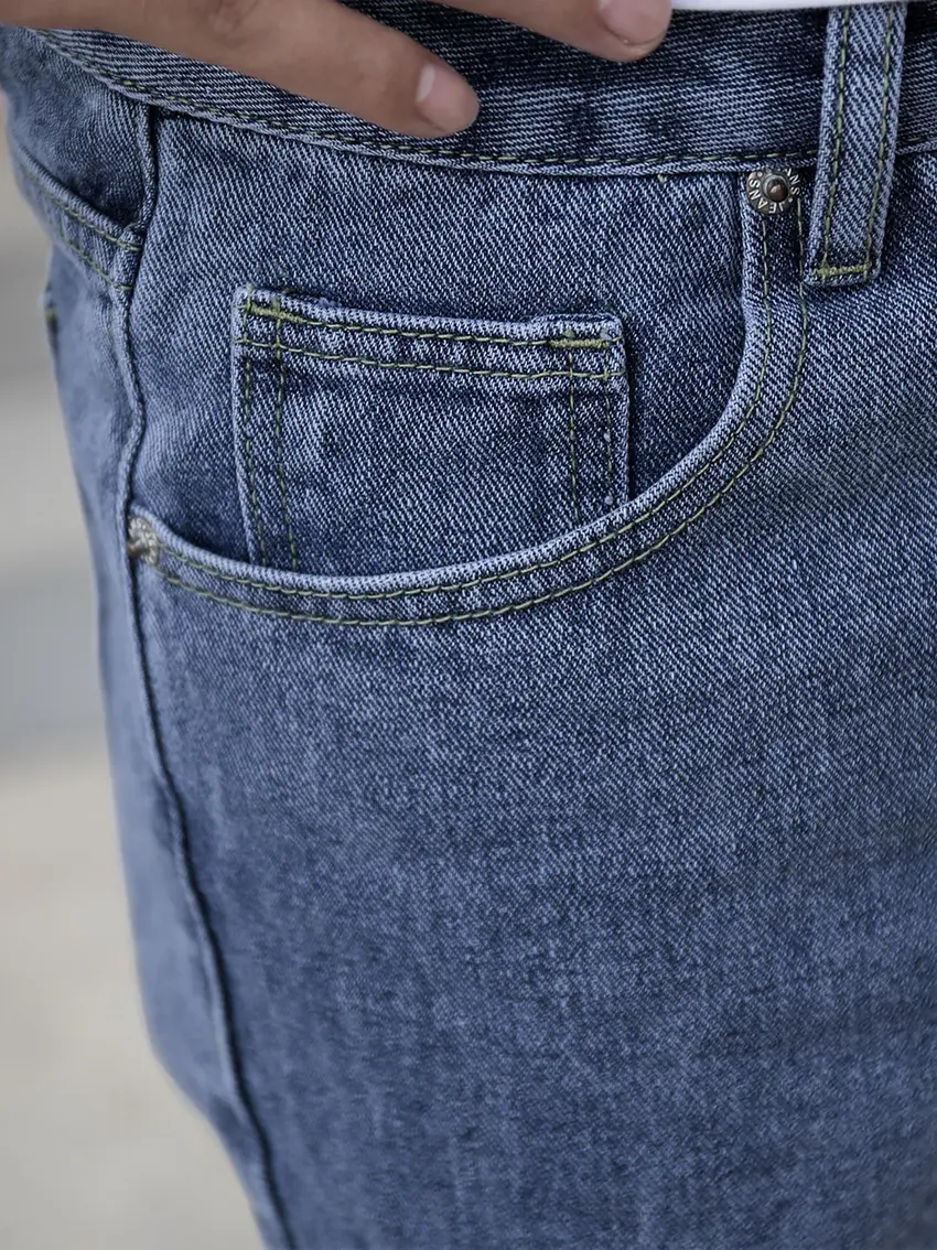 niebieskie spodnie jeans