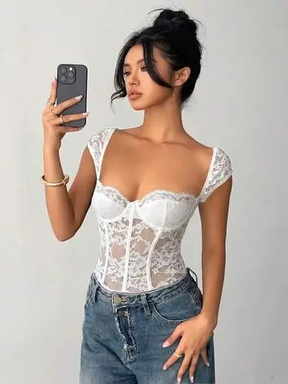 białe body koronka