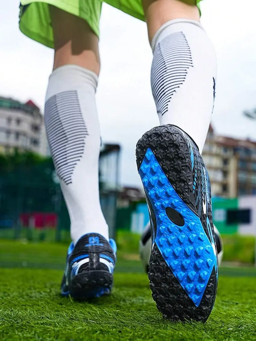 niebieskie buty sportowe wzór