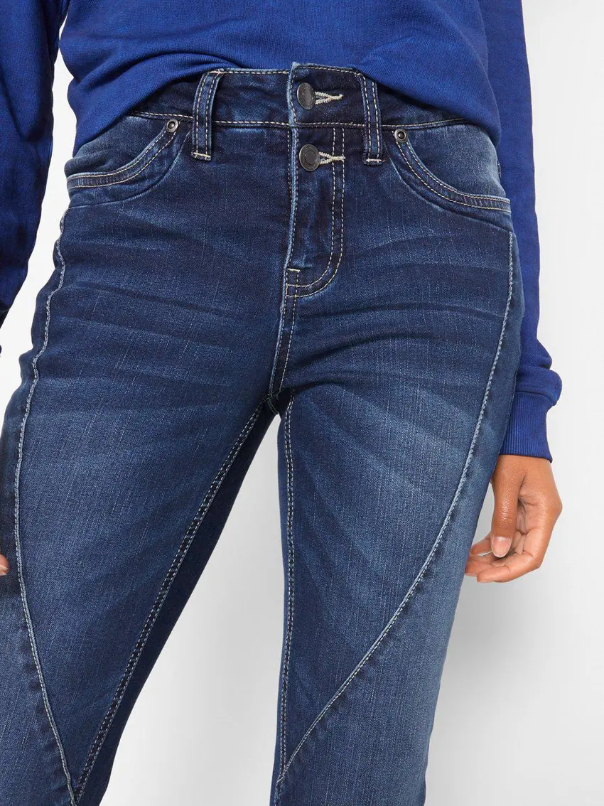 niebieskie spodni jeans