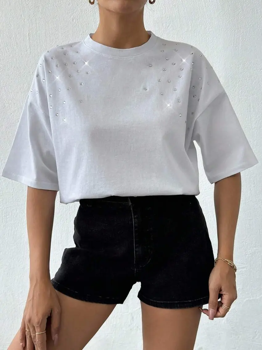 BIAŁY T-SHIRT ZDOBIENIA