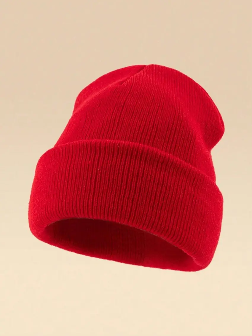 czerwona czapka beanie