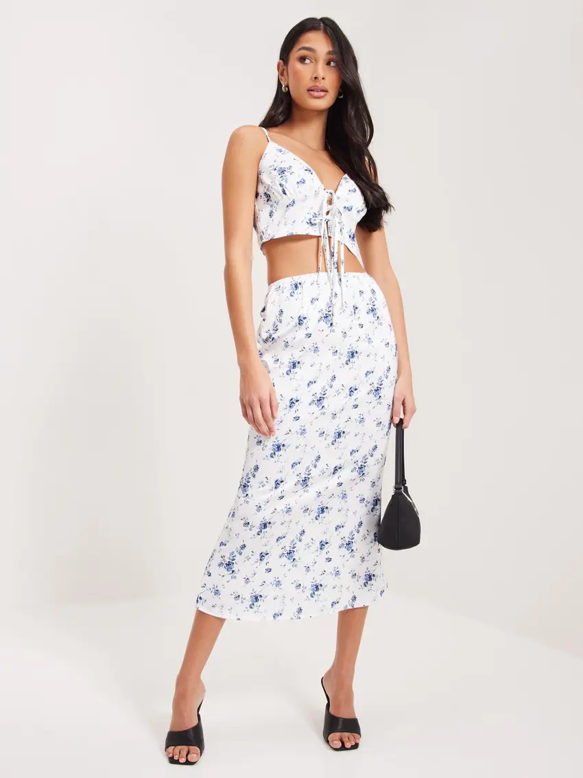 SATYNOWY CROP TOP WIĄZANIE KWIATY RAMIĄCZKA