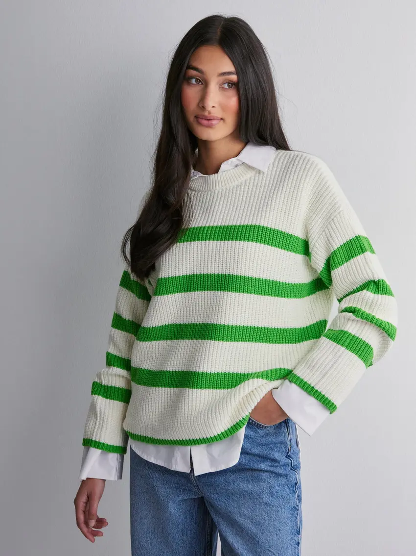 sweter wzór paski kontrast
