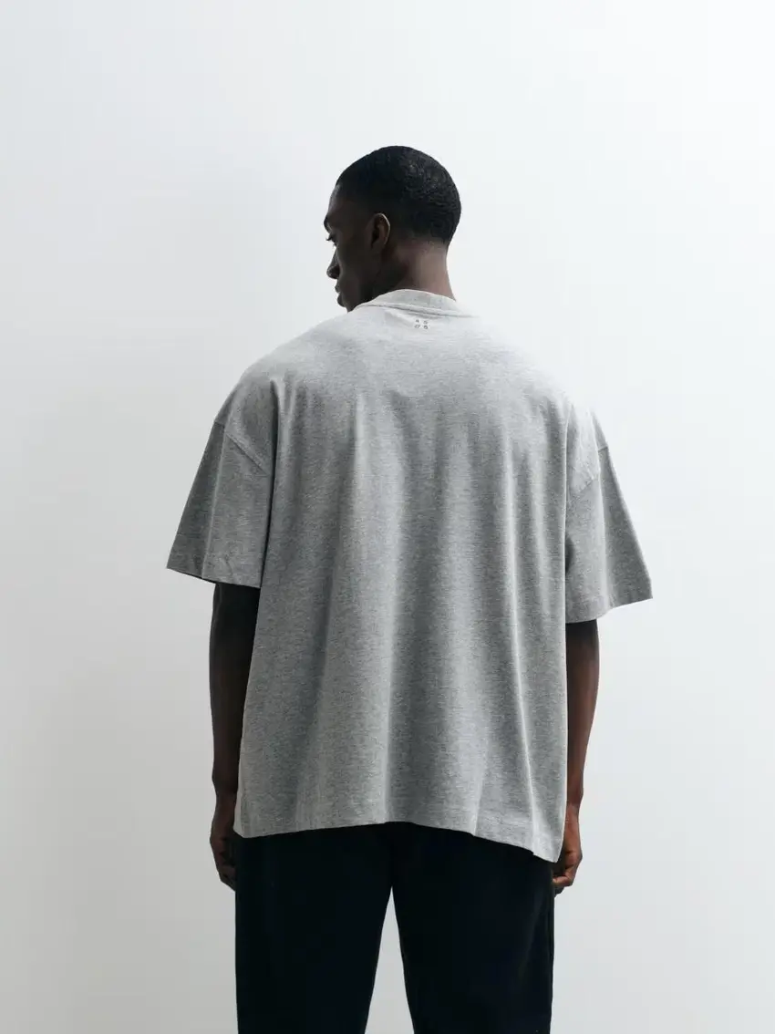 szary oversize t-shirt okrągły dekolt