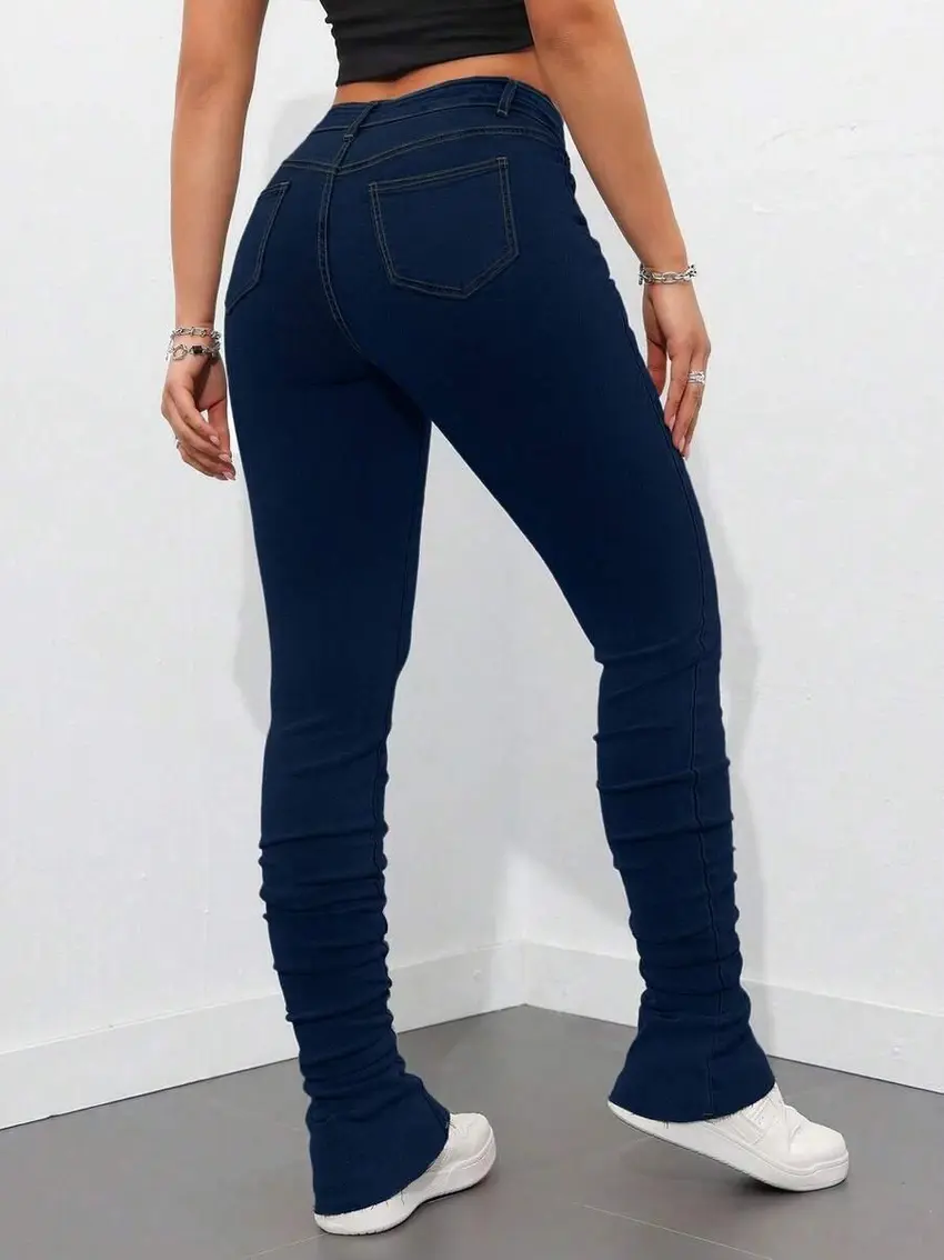 granatowe spodnie jeans