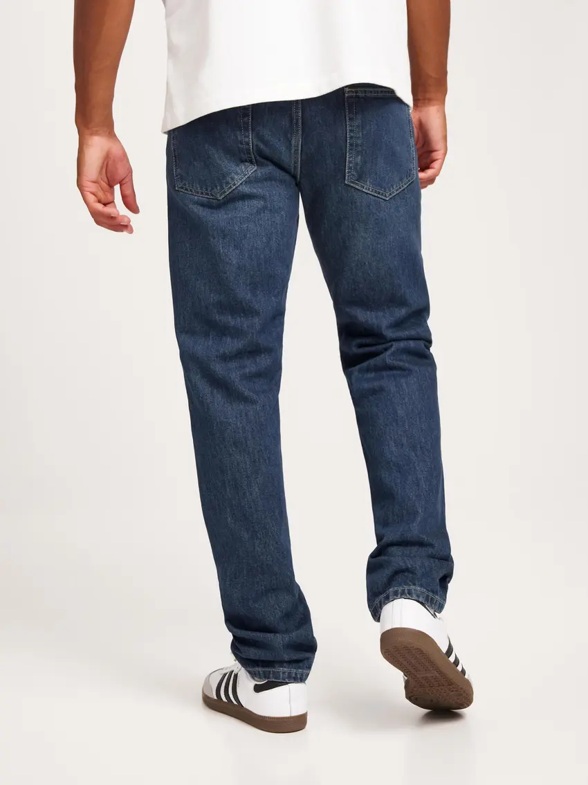 proste spodnie jeans
