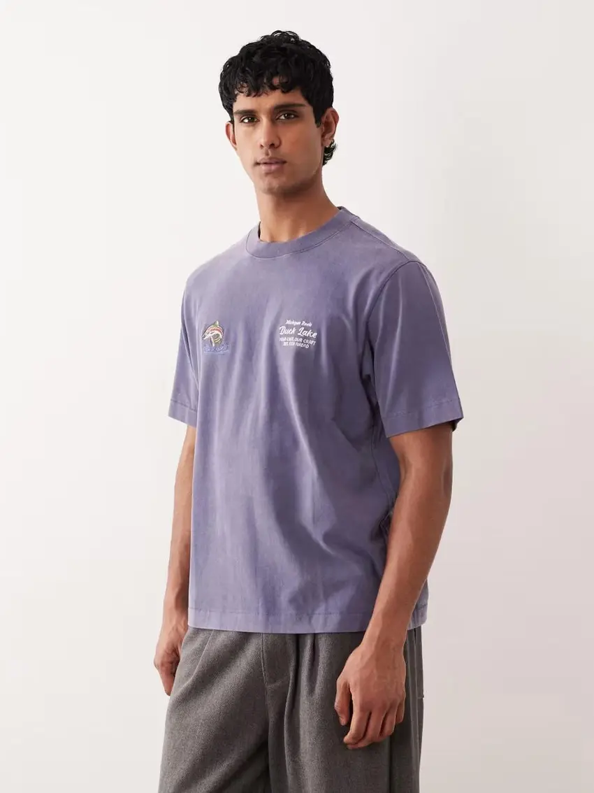 niebieski t-shirt haft