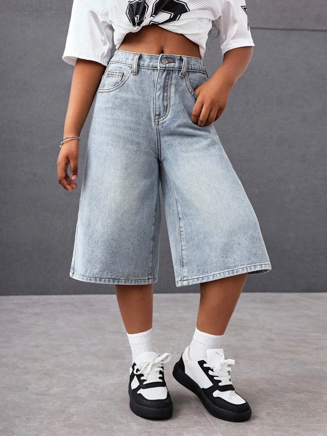 niebieskie spodenki jeans