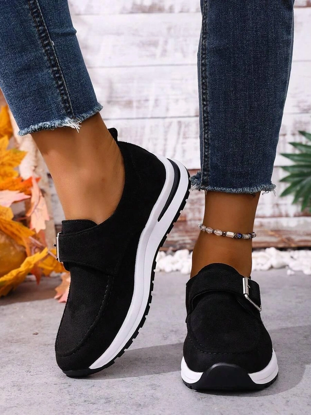 czarne buty sportowe