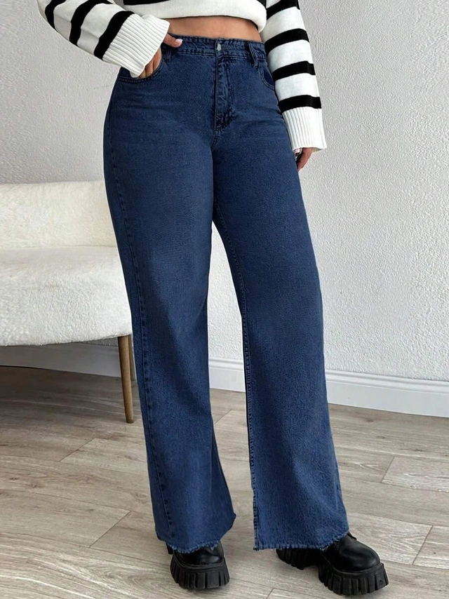 niebieskie spodnie jeans