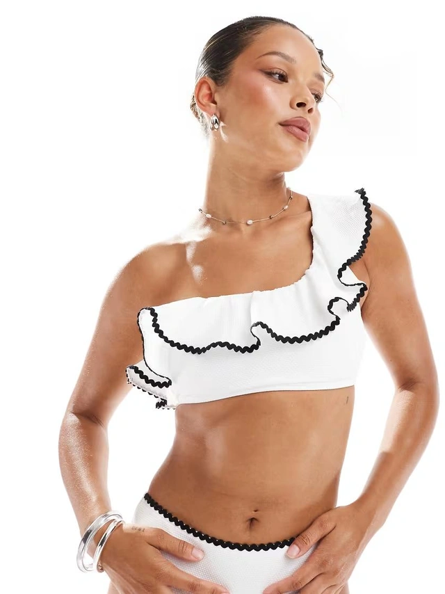 biała asymetryczna góra od bikini kontrast