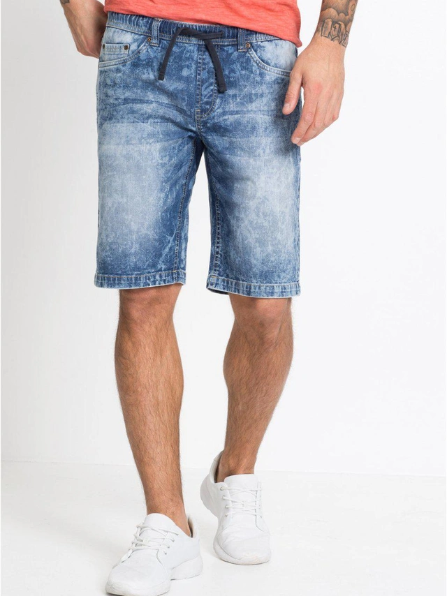 niebieskie spodenki jeans