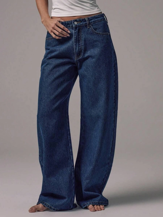 niebieskie spodnie jeans