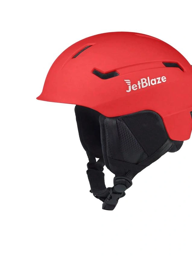 czerwony kask narciarski
