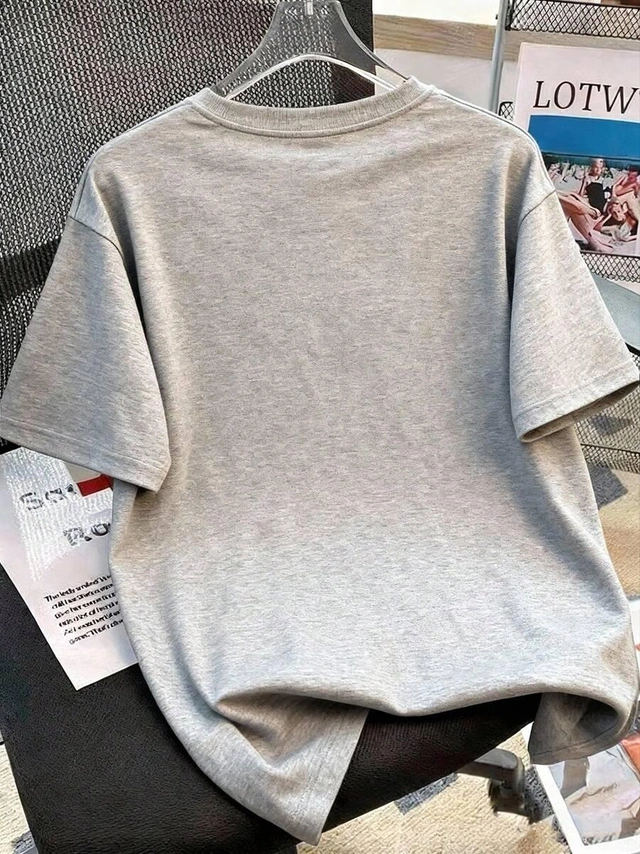 szary t-shirt nadruk