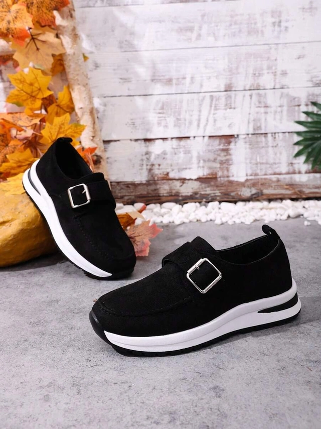 czarne buty sportowe