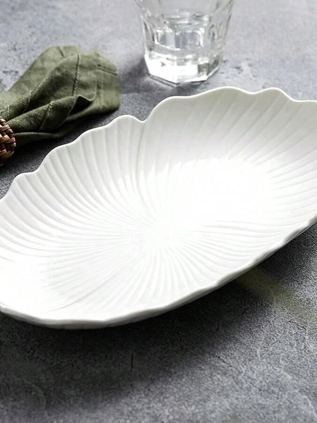 ceramiczny biały talerz podstawka