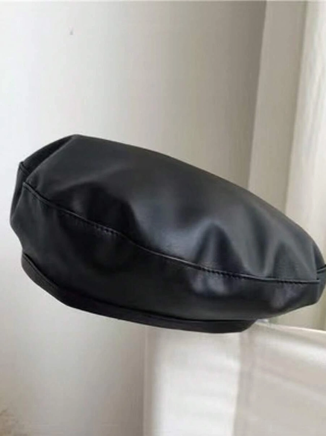czarny beret imitacja skóry
