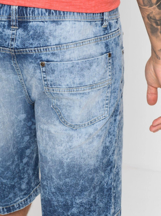 niebieskie spodenki jeans