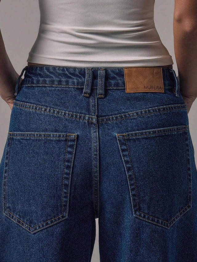 niebieskie spodnie jeans