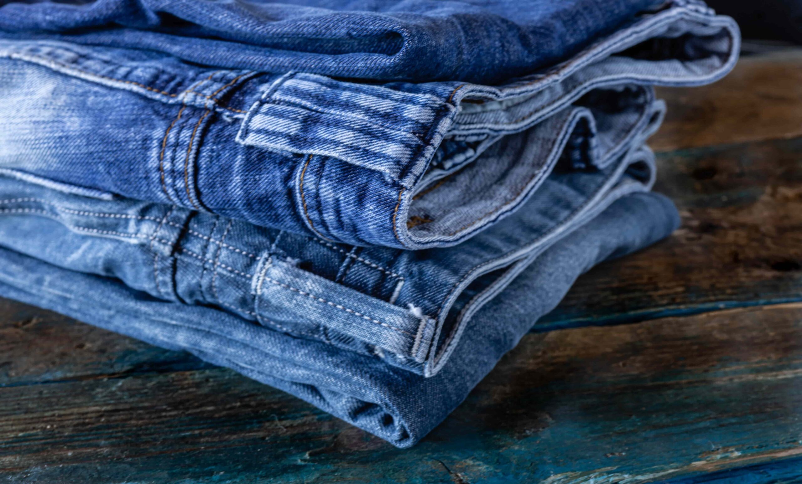 Denim look – co to znaczy i co się na niego składa?
