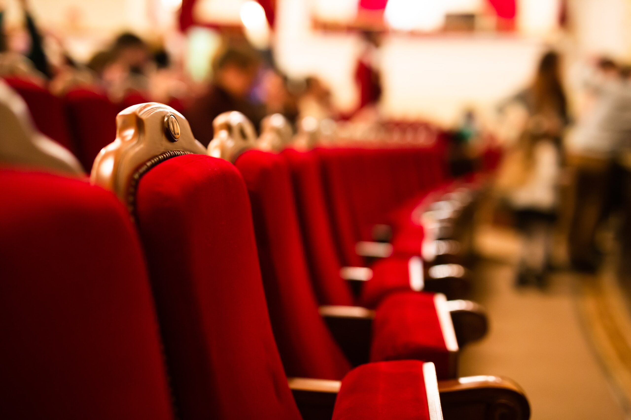 Jak się ubrać do teatru muzycznego albo współczesnego? Porady i inspiracje
