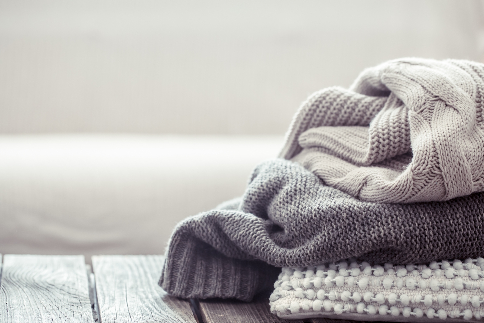 Rozpinany sweter, czyli kardigan! Dowiedz się więcej o tym elemencie garderoby