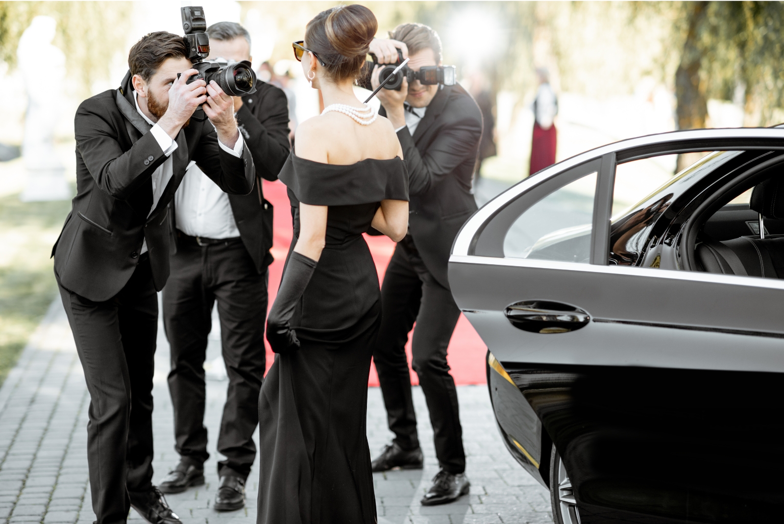 Kultowa mała czarna. Jakie sukienki wybrać, żeby wyglądać jak Audrey Hepburn?